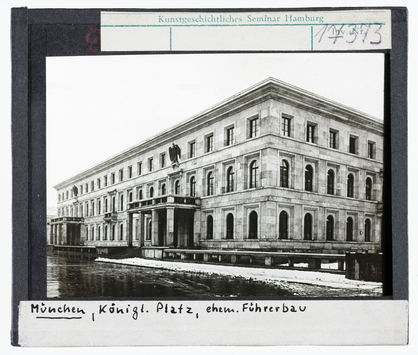 Vorschaubild München: Königlicher Platz, ehem. Führerbau (Dias 1940 in Heidelberg bestellt, nach 1947 am Hamburger Seminar mit Deckgläsern versehen und beschriftet) 